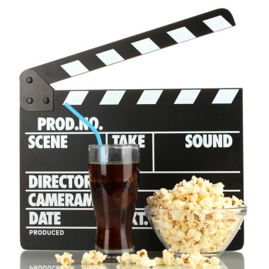Film Klaket, cola ve üzerinde beyaz izole patlamış mısır