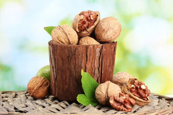 Vlašské ořechy se zelenými listy v zahradě, na zeleném pozadí — Stock fotografie