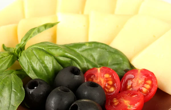 Plakjes mozzarella kaas met fruit close-up — Stockfoto