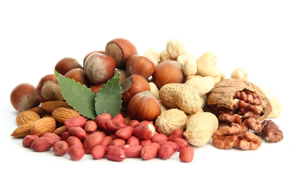 Assortiment van smakelijke noten met bladeren, geïsoleerd op wit — Stockfoto