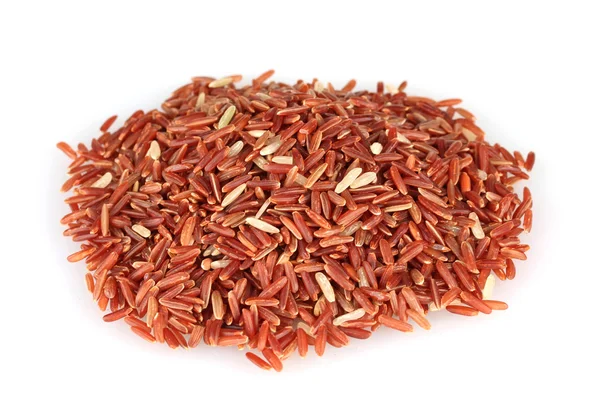 Κόκκινο ρύζι άψητα σε ένα σωρό απομονωθεί σε λευκό φόντο — Φωτογραφία Αρχείου