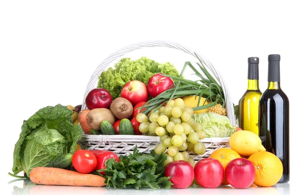 Composición con verduras y frutas en canasta de mimbre aislada sobre blanco — Foto de Stock