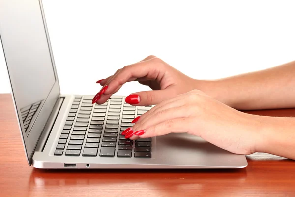 Detail van vrouwelijke handen met behulp van computer op wit wordt geïsoleerd — Stockfoto