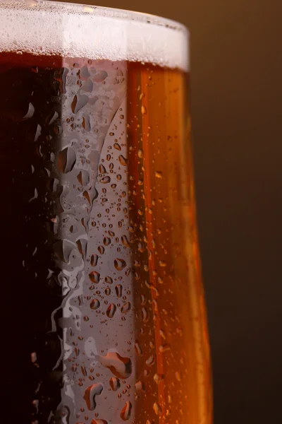 Pohár sört a közeli szürke háttér — Stock Fotó