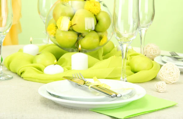 Красивый стол с яблоками, крупным планом — стоковое фото