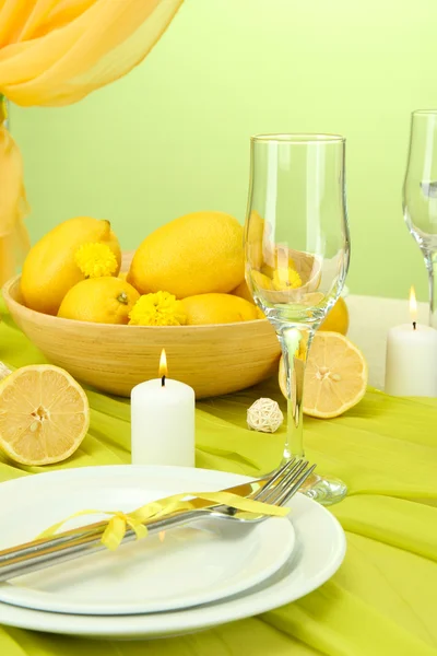 Bella tavola per le vacanze con limoni, da vicino — Foto Stock
