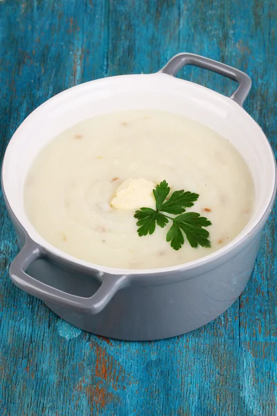 Mashed potatoes in saucepan on blue wooden table — Stock Photo, Image