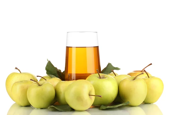 Jugo de manzana útil con manzanas alrededor aisladas en blanco — Foto de Stock