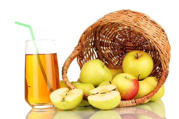 Nützlicher Apfelsaft mit Äpfeln im Korb isoliert auf weiß — Stockfoto