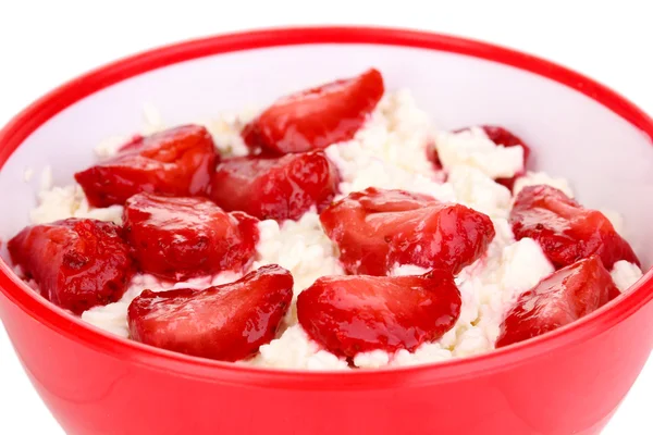 Queso de cabaña en tazón rojo con fresas en rodajas en la mesa de madera blanca, de cerca —  Fotos de Stock