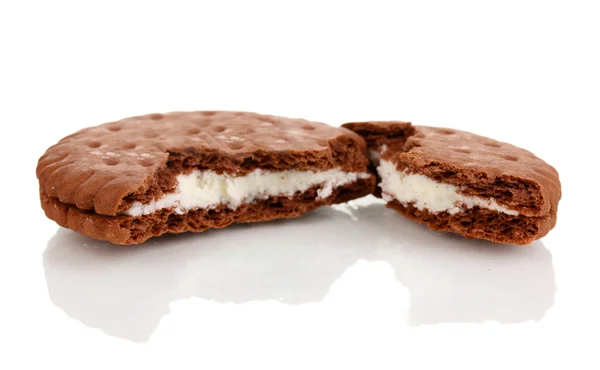 Kremsi katman üzerinde beyaz izole çikolatalı kurabiye — Stok fotoğraf