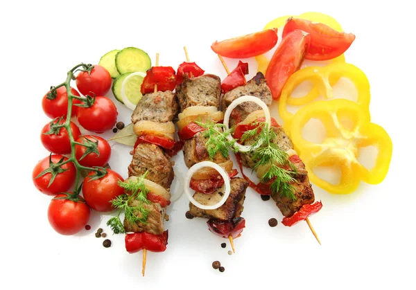 Carne grelhada saborosa e legumes em espetos, isolados em branco — Fotografia de Stock