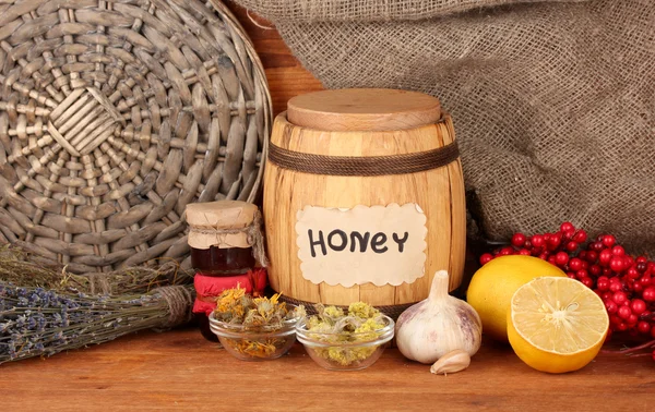 Méz és más természetes gyógymódok a téli füstgáz, fából készült háttér — Stock Fotó