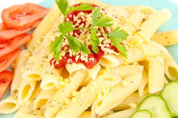 Rigatoni pasta schotel met tomatensaus close-up — Stockfoto