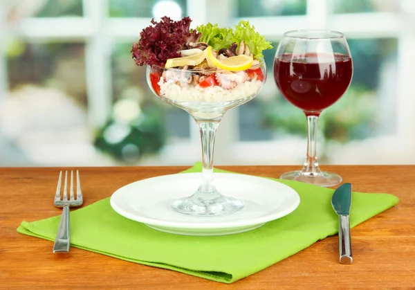 Delicatessen zeevruchten salade met rijst in glas op lichte achtergrond — Stockfoto