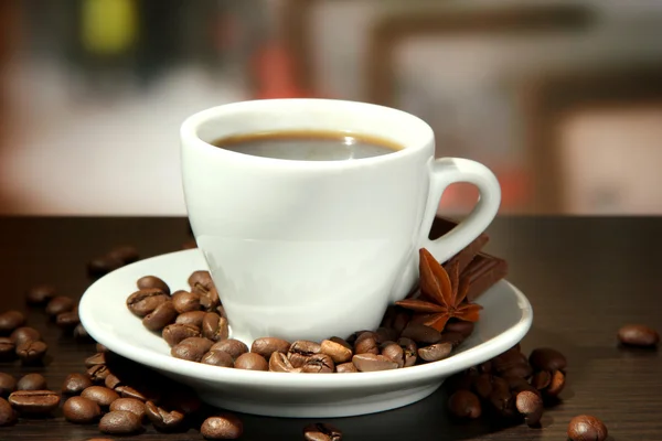 Taza de café con frijoles en la mesa en la cafetería — Foto de Stock