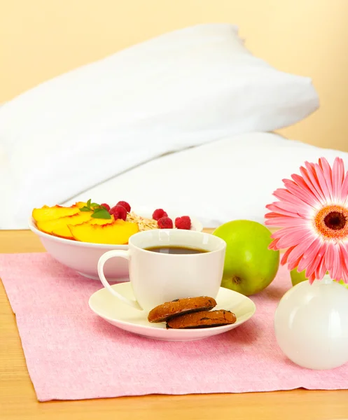 Leichtes Frühstück auf dem Nachttisch neben dem Bett — Stockfoto