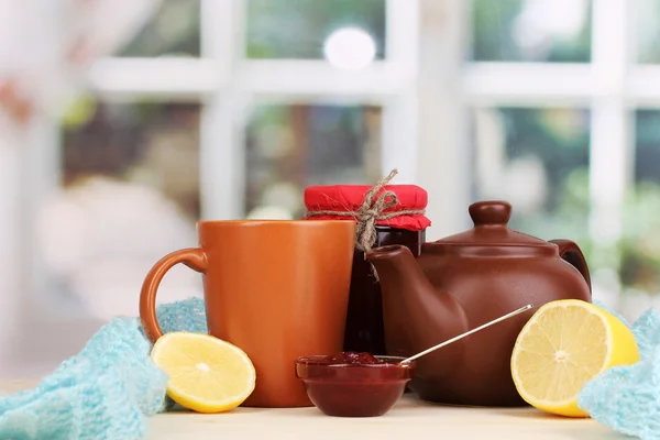 Hasznos tea mentességet a fából készült asztal, ablak háttér lekvárral — Stock Fotó