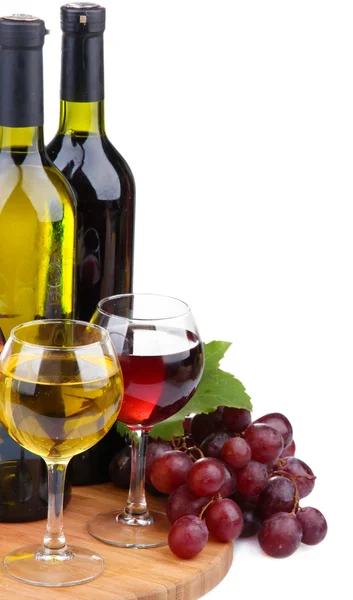 Bottiglie e calici di vino e assortimento di uva, isolati su bianco — Foto Stock