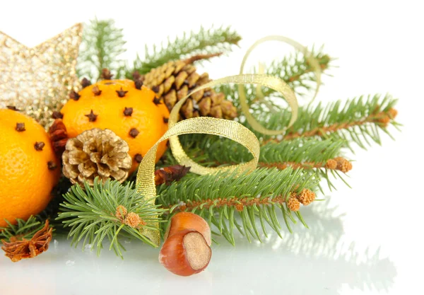 Weihnachtskomposition mit Orangen und Tanne, isoliert auf Weiß — Stockfoto