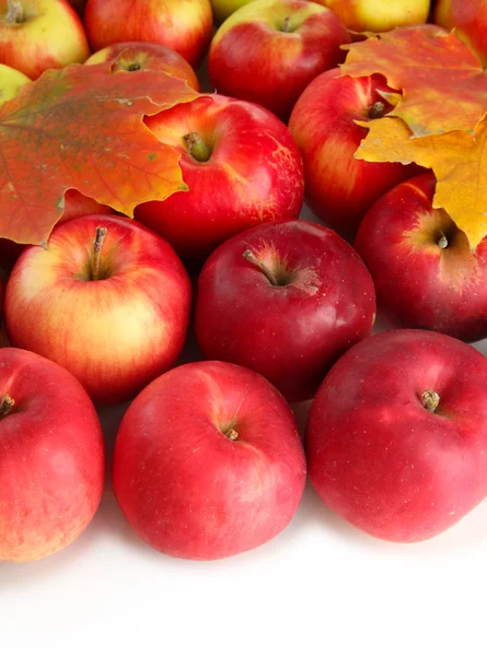Сочные красные яблоки с листьями, изолированные на белом — стоковое фото
