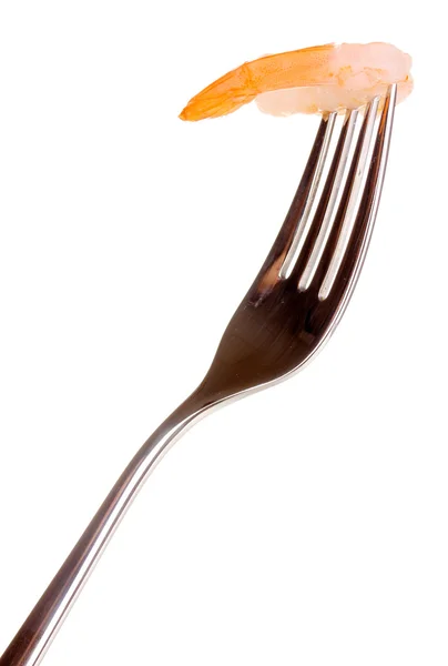 Räkor på en gaffel isolerad på vit — Stockfoto