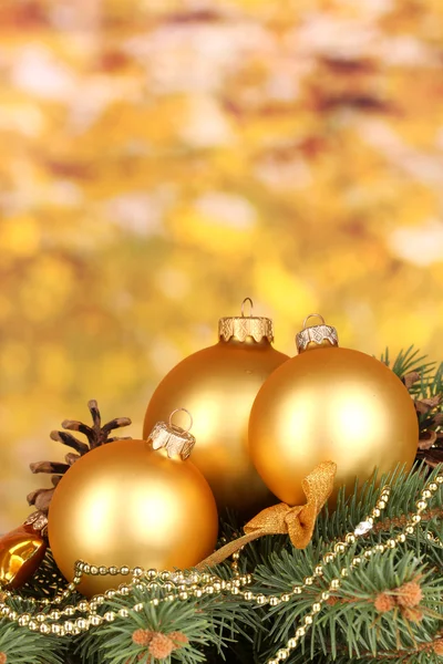 Decoración navideña sobre fondo amarillo —  Fotos de Stock