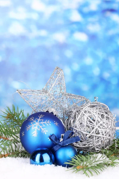Decoração de Natal em fundo azul — Fotografia de Stock