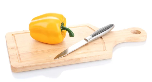 辣椒粉和孤立在白色的木菜板上的刀 — 图库照片