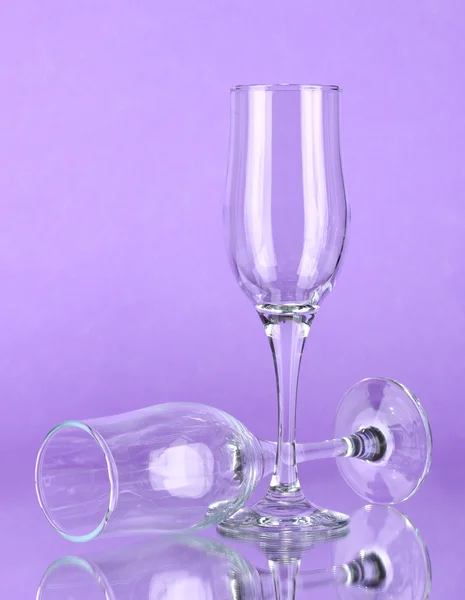 色の背景上の 2 つの空ワイン グラス — ストック写真