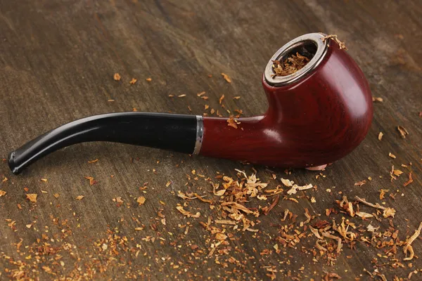 Smoking pipe and tobacco on wooden table close-up — Stock Photo, Image