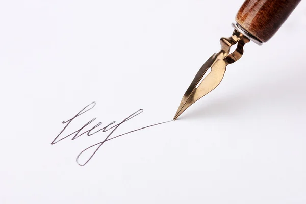 Detailní záběr na podpis (falešný, neskutečný) a pero s inkoustem, izolované na bílém — Stock fotografie