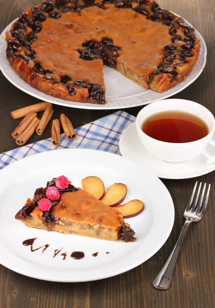 Смачний пиріг на тарілці на дерев'яному столі — стокове фото