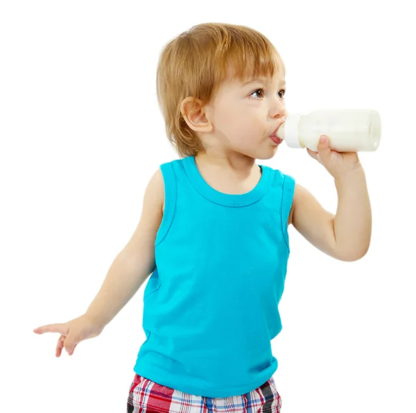 Niedlicher kleiner Junge mit einer Flasche Milch, isoliert auf weiß — Stockfoto