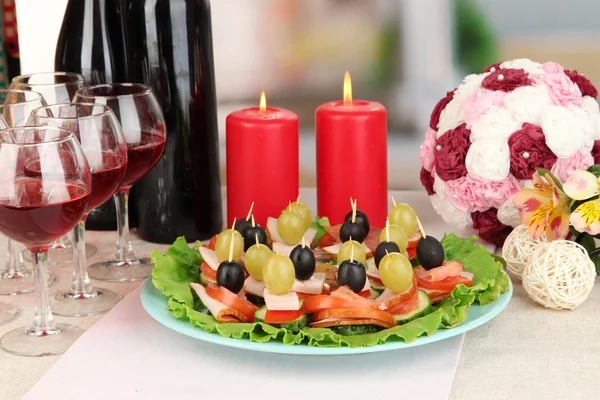 Canapeetjes en wijn in restaurant — Stockfoto