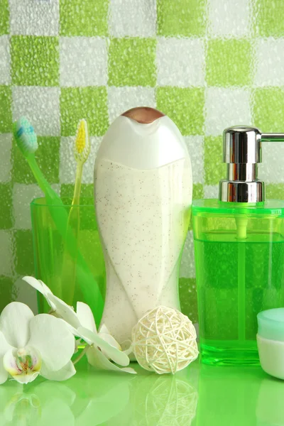 Bad accessoires op plank in de badkamer op groen muur achtergrond tegel — Stockfoto