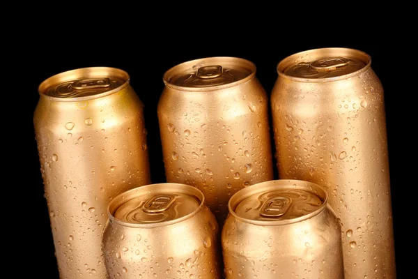 Latas de alumínio com gotas de água isoladas em preto — Fotografia de Stock