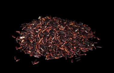 siyah pirinç üzerine siyah izole