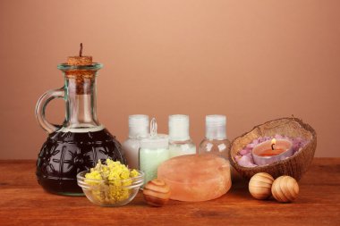 kahverengi zemin üzerine sabun yapımı için malzemeler