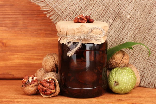 Ceviz ahşap zemin üzerine reçel kavanoz