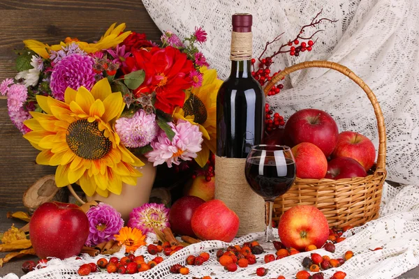 Färgglad höst Stilleben med äpplen och och vin närbild — Stockfoto