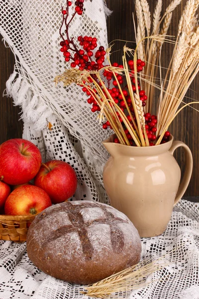 Pan de centeno sobre fondo de composición de otoño — Foto de Stock