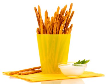 Sarı plastik kap üzerinde beyaz izole lezzetli çıtır sopa