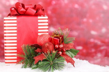 Kırmızı arkaplanda noel süslemesi