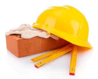 kask, rulet, tuğla ve üzerinde beyaz izole eldivenler