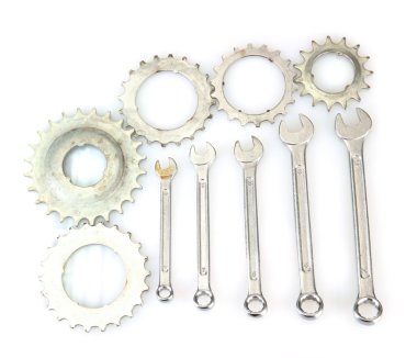 metal cogwheels ve siyah izole somun anahtarları