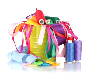 renk kova ile çok renkli kurdeleler ve üzerinde beyaz izole iş parçacığı