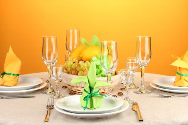 yeşil ve sarı tonlarında renkli arka plan üzerinde tablo ayarı