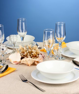 Tablo ayarı renkli arka plan üzerinde beyaz ve sarı tonlarında