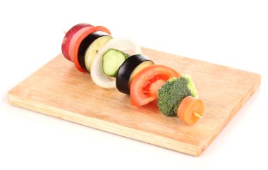 ahşap çekme üzerine beyaz izole dilimlenmiş sebze